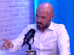 Cliente fazendo depoimento