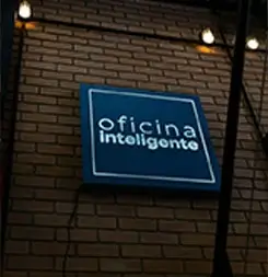 Foto do interior da sede da Oficina Inteligente, quadro com logo