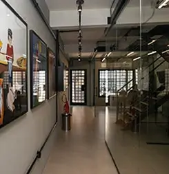 Foto do interior da sede da Oficina Inteligente, entrada